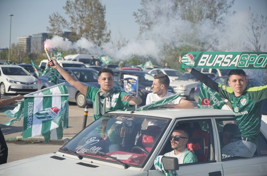 Şampiyonluk sevinci Bursalıları sokağa döktü!