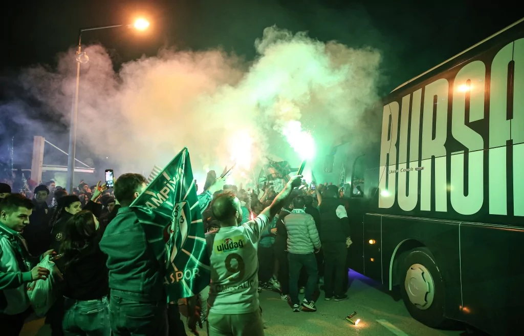 Bursa ayakta! Şampiyonluk kutlamaları sabaha kadar