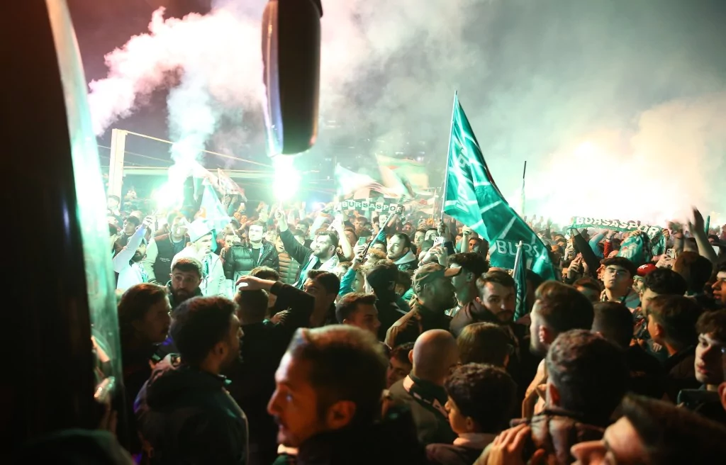Bursa ayakta! Şampiyonluk kutlamaları sabaha kadar