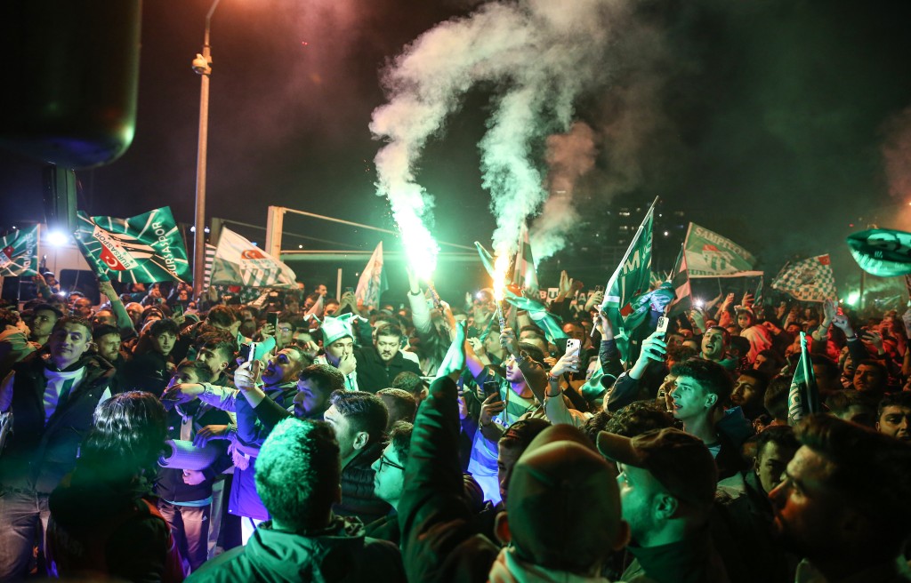 Bursa ayakta! Şampiyonluk kutlamaları sabaha kadar