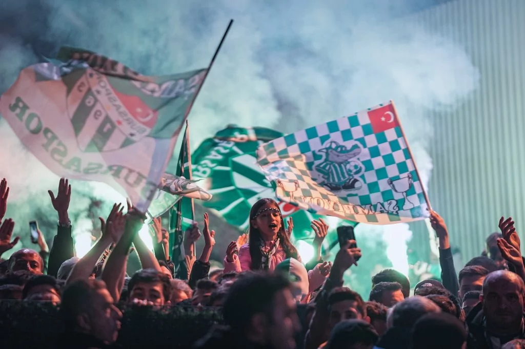 Şampiyonluk Bursa'yı salladı! Meydanlar doldu taştı