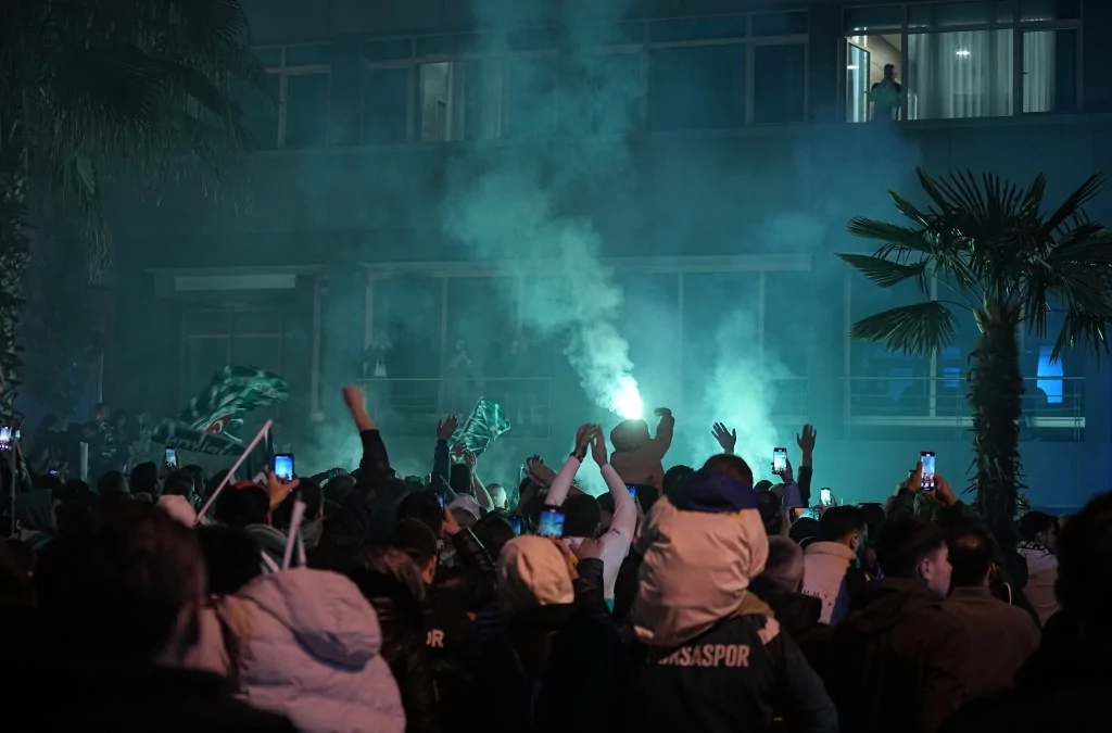 Şampiyonluk Bursa'yı salladı! Meydanlar doldu taştı