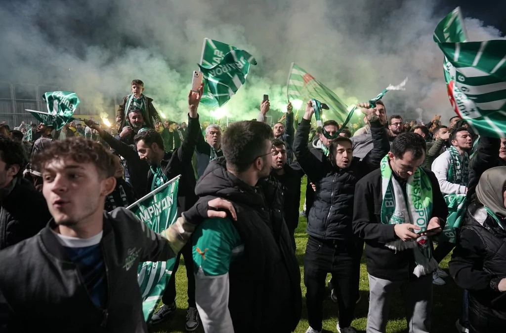 Şampiyonluk Bursa'yı salladı! Meydanlar doldu taştı