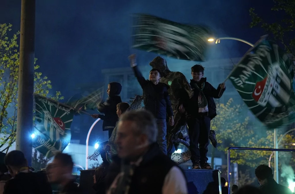 Şampiyonluk Bursa'yı salladı! Meydanlar doldu taştı