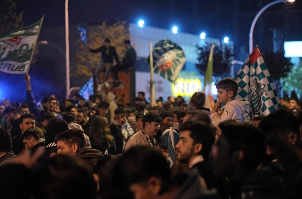 Şampiyonluk Bursa'yı salladı! Meydanlar doldu taştı