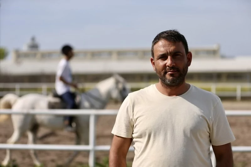 Bursa'da üniversite öğrencileri atları "oyunlarla" eğitiyor