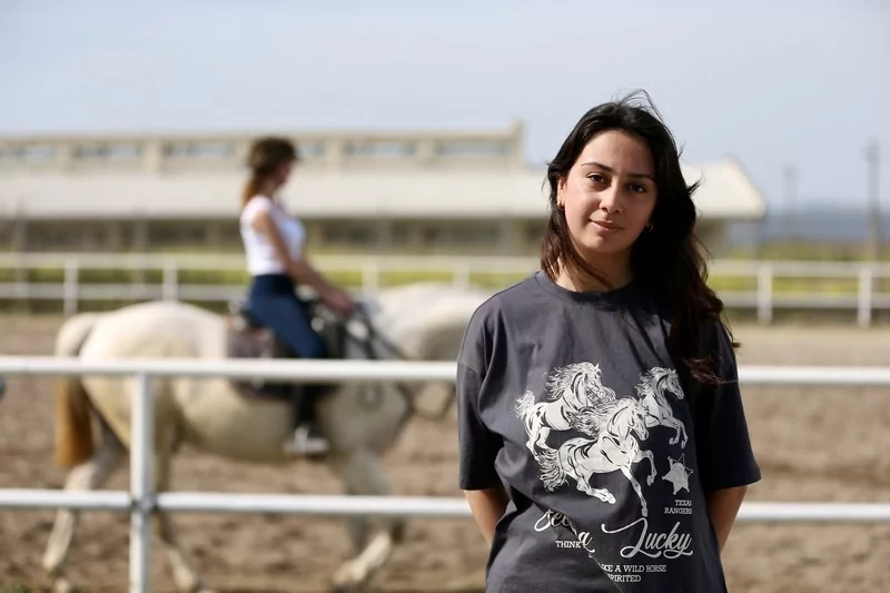 Bursa'da üniversite öğrencileri atları "oyunlarla" eğitiyor