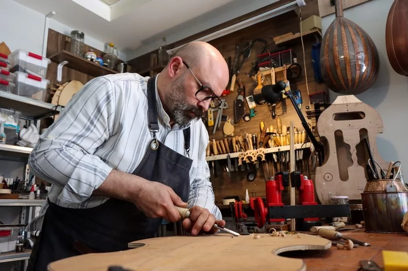 Tambur sesiyle başlayan usta eli... Bursa'da enstrümanlara hayat veriyor