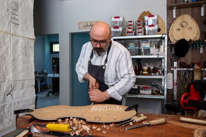 Tambur sesiyle başlayan usta eli... Bursa'da enstrümanlara hayat veriyor
