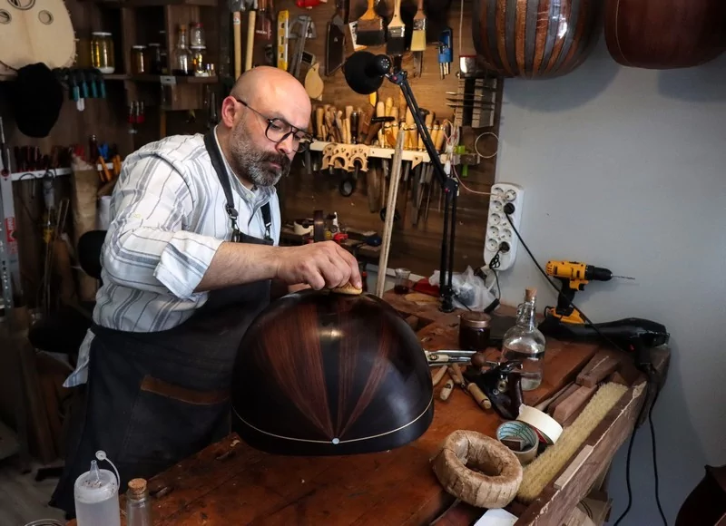 Tambur sesiyle başlayan usta eli... Bursa'da enstrümanlara hayat veriyor