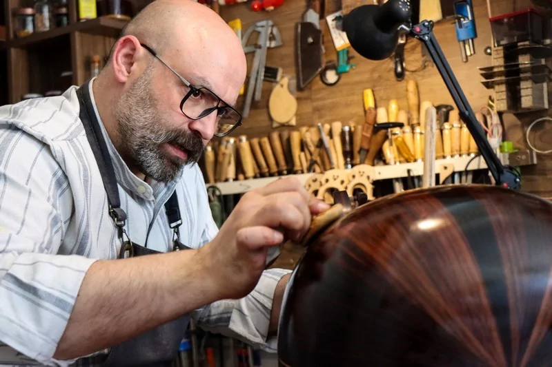 Tambur sesiyle başlayan usta eli... Bursa'da enstrümanlara hayat veriyor