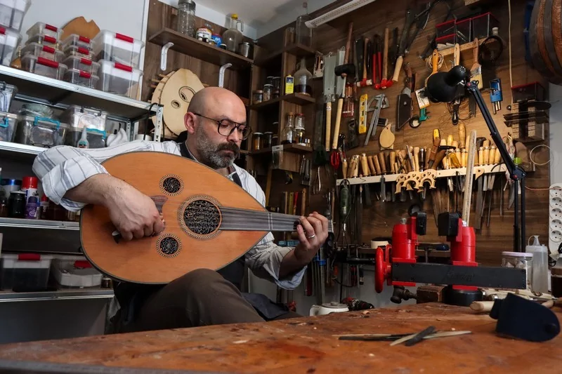 Tambur sesiyle başlayan usta eli... Bursa'da enstrümanlara hayat veriyor