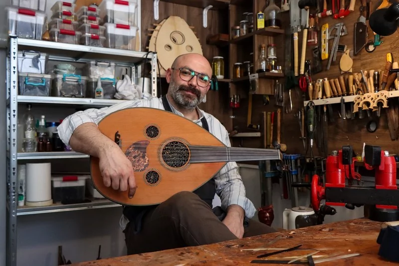 Tambur sesiyle başlayan usta eli... Bursa'da enstrümanlara hayat veriyor