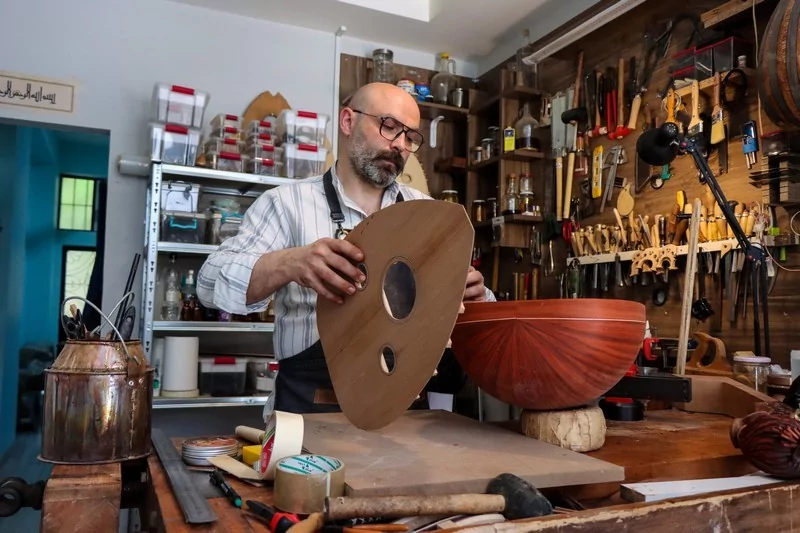 Tambur sesiyle başlayan usta eli... Bursa'da enstrümanlara hayat veriyor