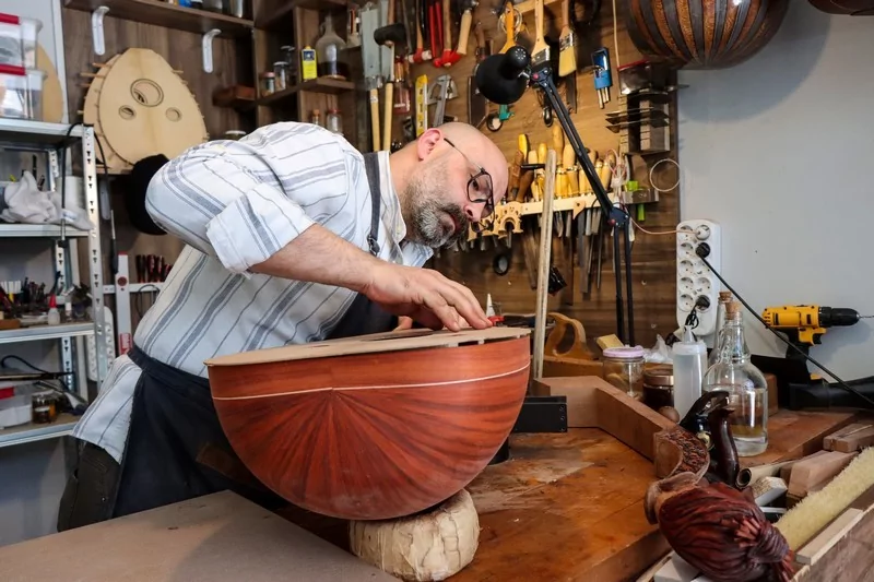 Tambur sesiyle başlayan usta eli... Bursa'da enstrümanlara hayat veriyor