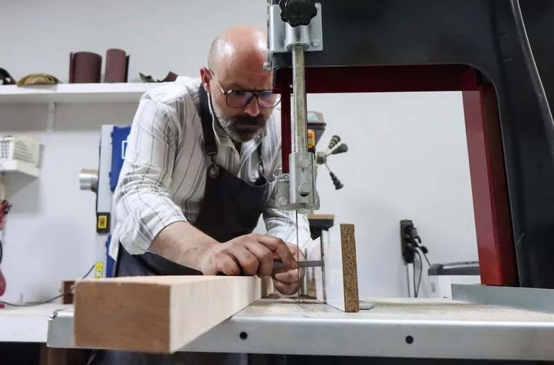 Tambur sesiyle başlayan usta eli... Bursa'da enstrümanlara hayat veriyor