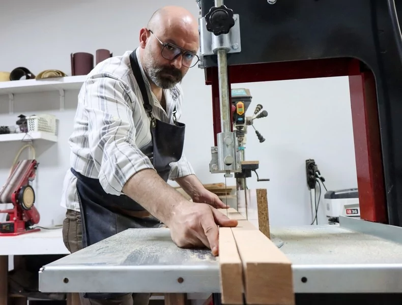 Tambur sesiyle başlayan usta eli... Bursa'da enstrümanlara hayat veriyor