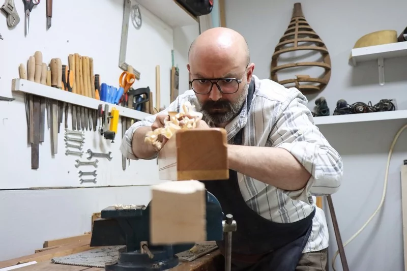 Tambur sesiyle başlayan usta eli... Bursa'da enstrümanlara hayat veriyor