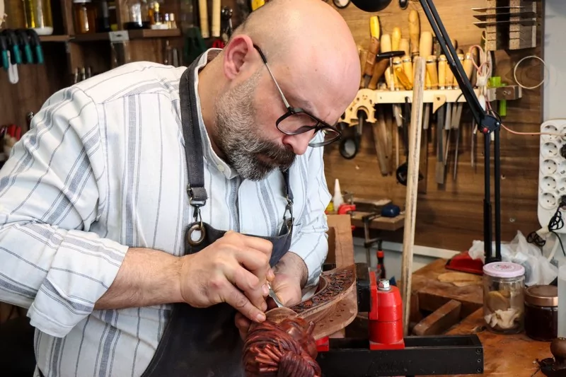 Tambur sesiyle başlayan usta eli... Bursa'da enstrümanlara hayat veriyor