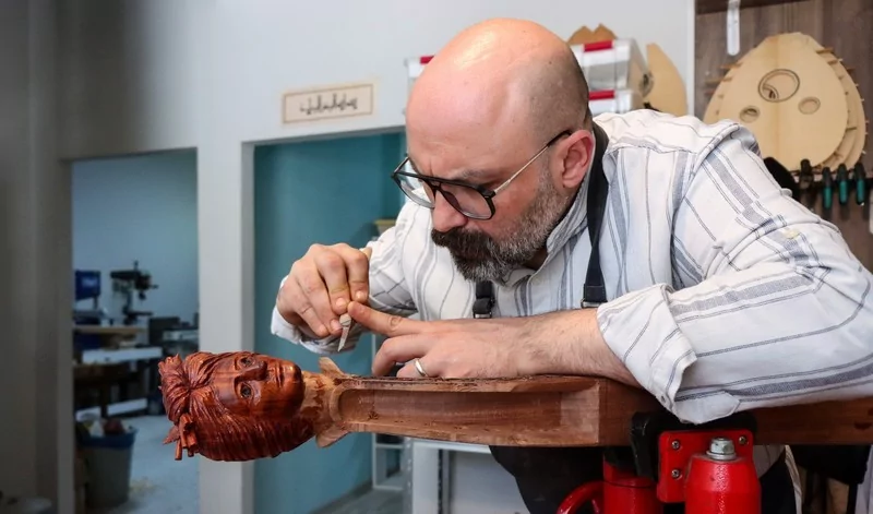 Tambur sesiyle başlayan usta eli... Bursa'da enstrümanlara hayat veriyor