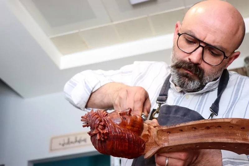 Tambur sesiyle başlayan usta eli... Bursa'da enstrümanlara hayat veriyor