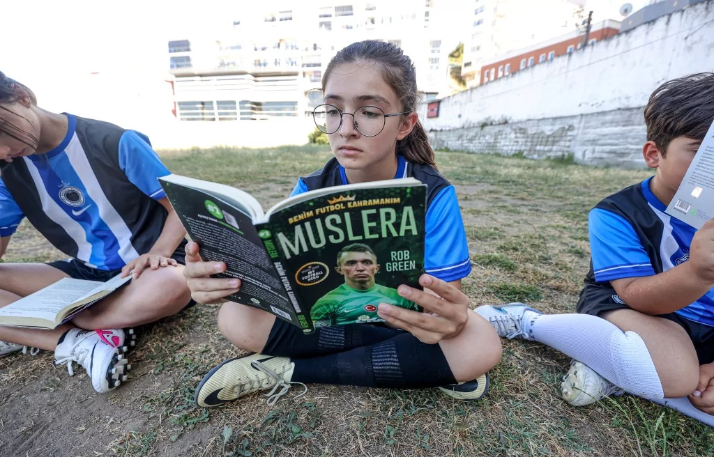 Bursa'da geleceğin futbolcuları kitap okumadan sahaya adım atmıyor