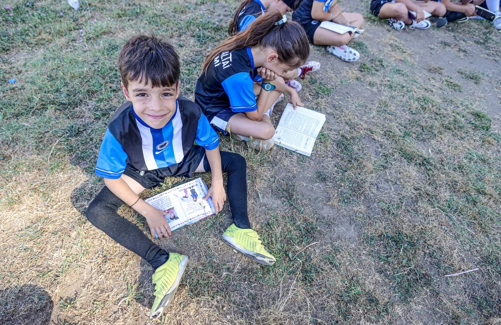 Bursa'da geleceğin futbolcuları kitap okumadan sahaya adım atmıyor