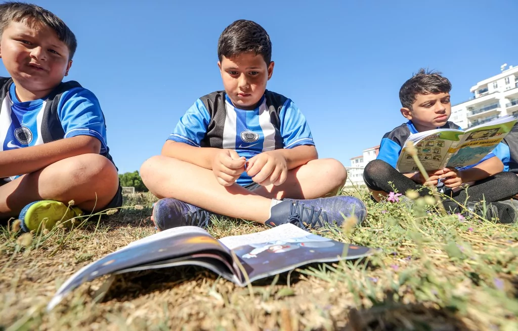 Bursa'da geleceğin futbolcuları kitap okumadan sahaya adım atmıyor