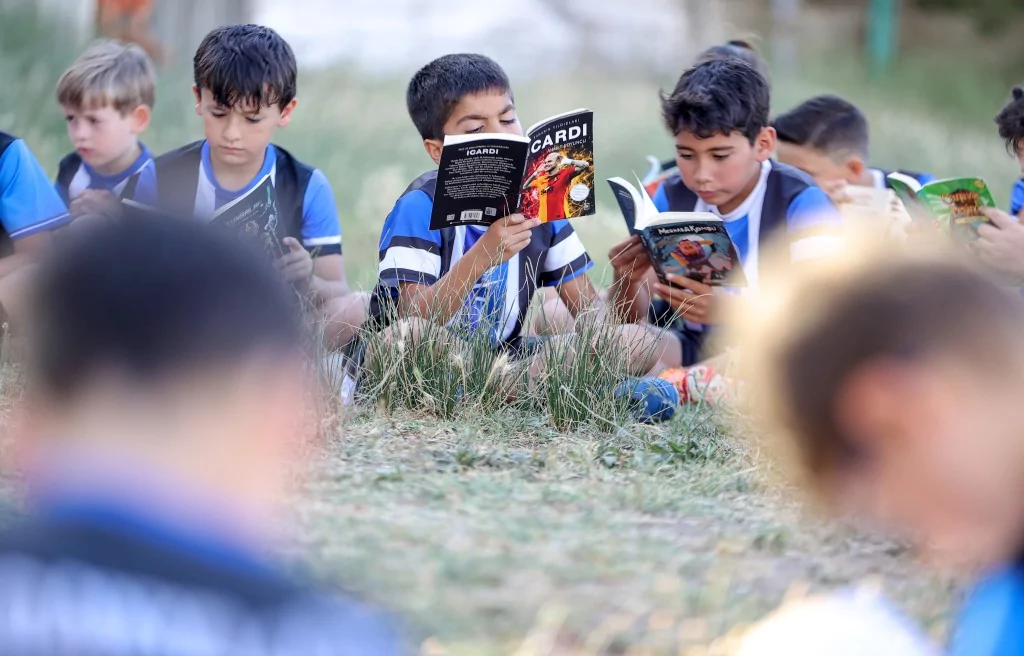 Bursa'da geleceğin futbolcuları kitap okumadan sahaya adım atmıyor