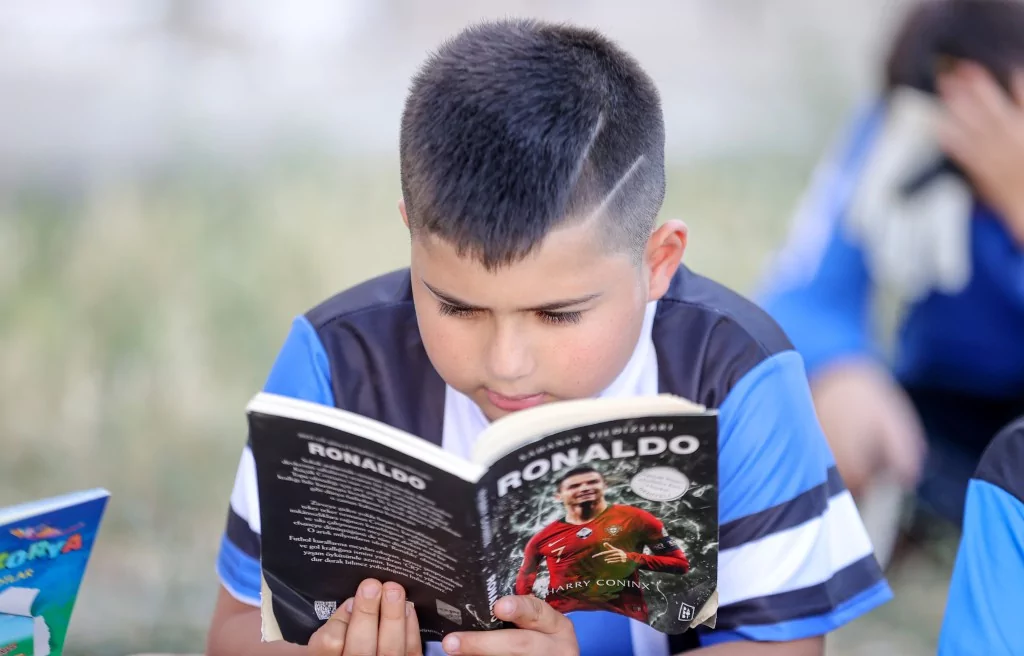 Bursa'da geleceğin futbolcuları kitap okumadan sahaya adım atmıyor