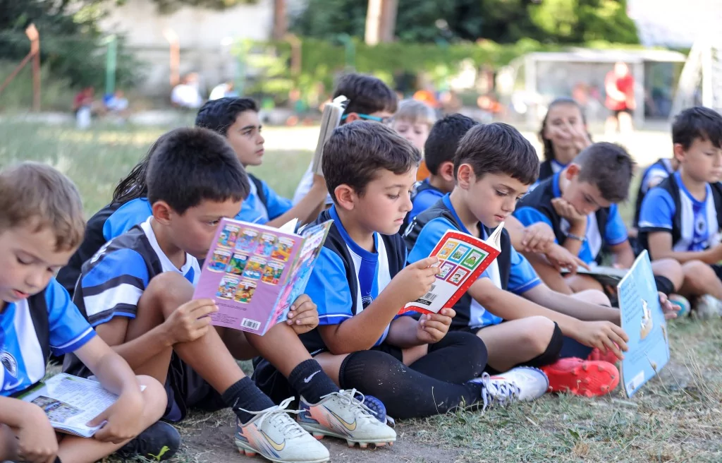 Bursa'da geleceğin futbolcuları kitap okumadan sahaya adım atmıyor