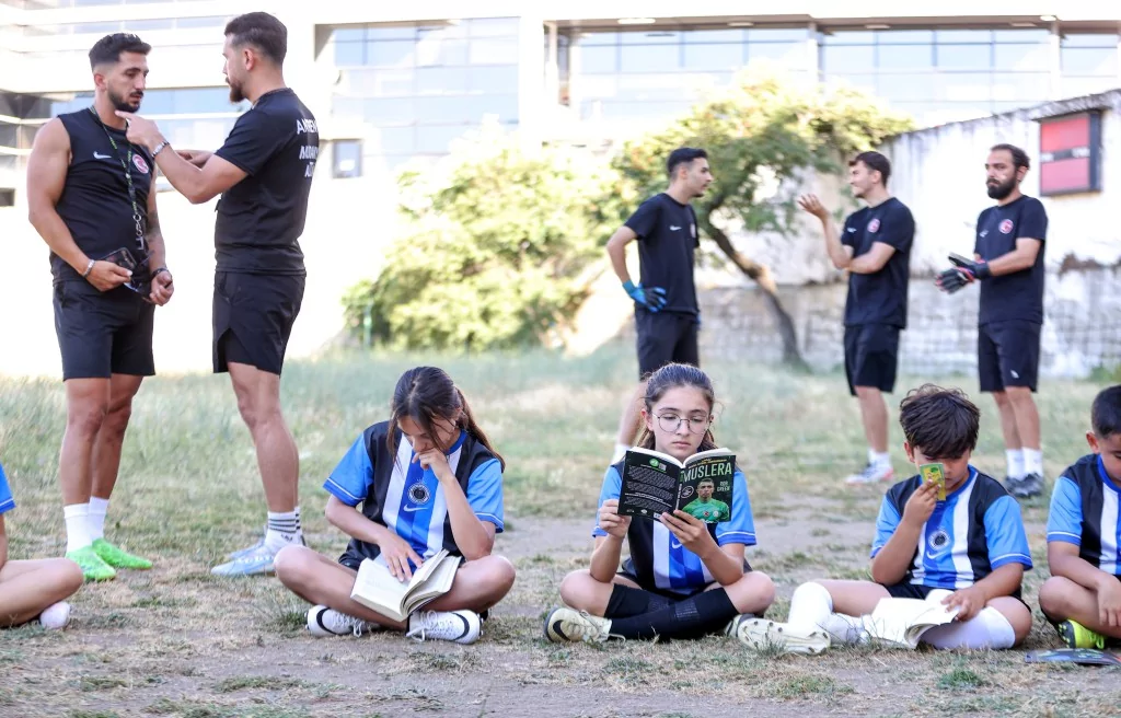 Bursa'da geleceğin futbolcuları kitap okumadan sahaya adım atmıyor