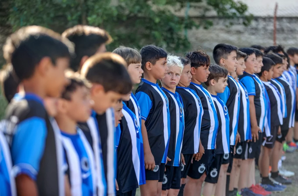 Bursa'da geleceğin futbolcuları kitap okumadan sahaya adım atmıyor