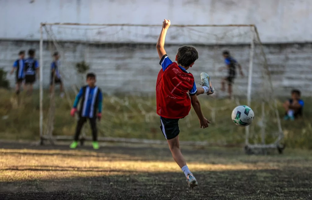 Bursa'da geleceğin futbolcuları kitap okumadan sahaya adım atmıyor