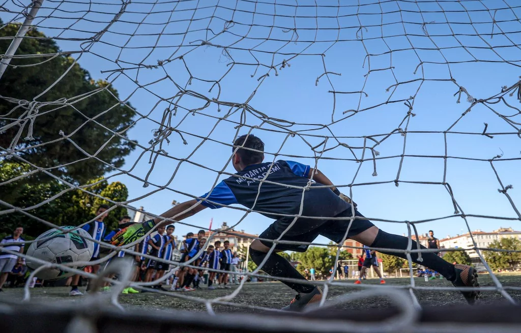 Bursa'da geleceğin futbolcuları kitap okumadan sahaya adım atmıyor
