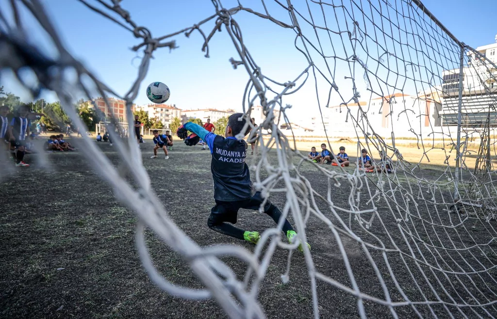 Bursa'da geleceğin futbolcuları kitap okumadan sahaya adım atmıyor