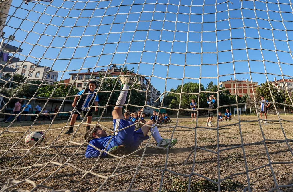 Bursa'da geleceğin futbolcuları kitap okumadan sahaya adım atmıyor