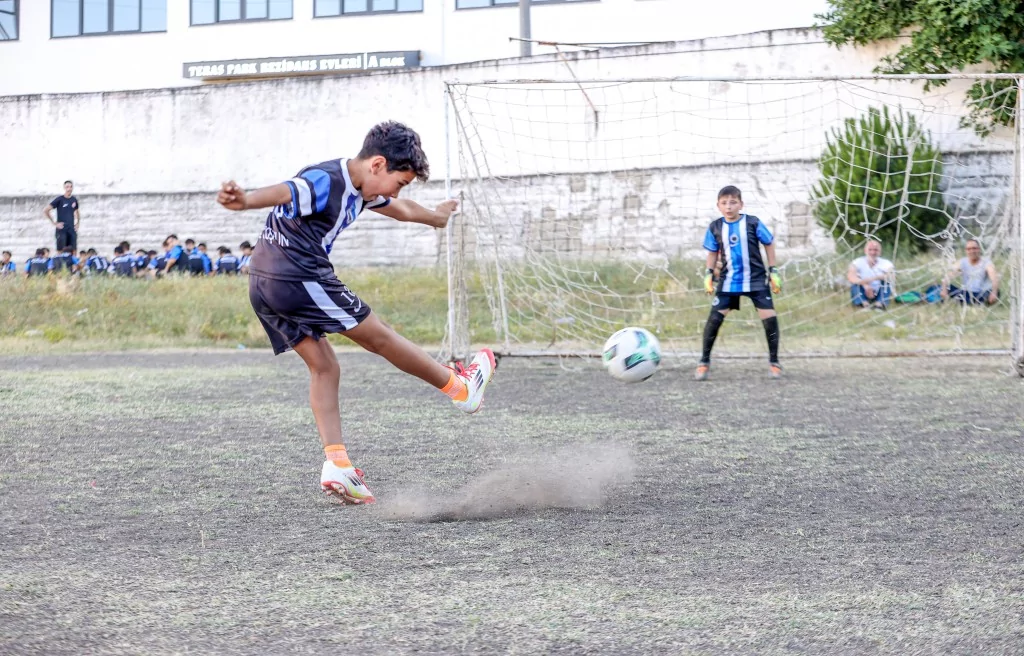 Bursa'da geleceğin futbolcuları kitap okumadan sahaya adım atmıyor