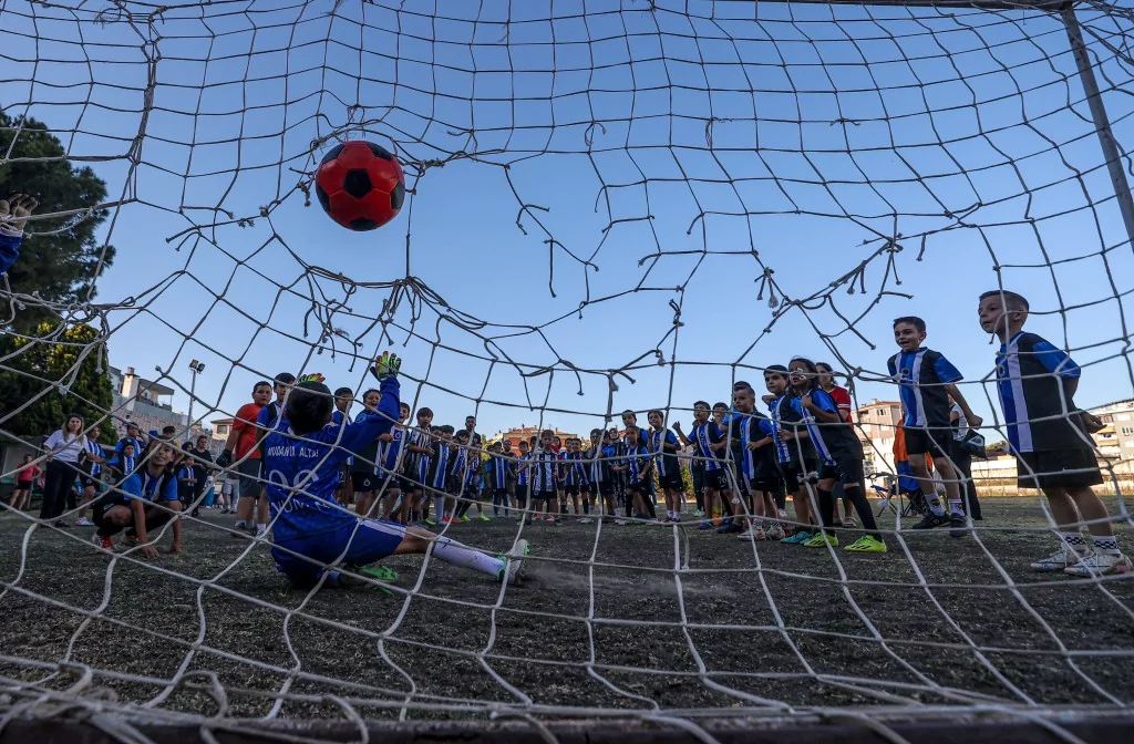Bursa'da geleceğin futbolcuları kitap okumadan sahaya adım atmıyor