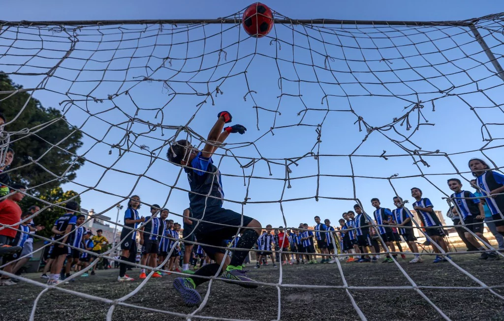 Bursa'da geleceğin futbolcuları kitap okumadan sahaya adım atmıyor