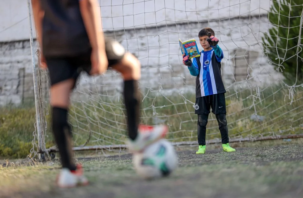 Bursa'da geleceğin futbolcuları kitap okumadan sahaya adım atmıyor