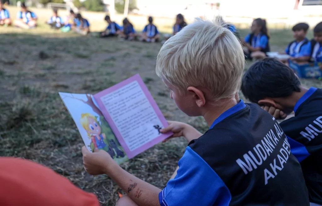 Bursa'da geleceğin futbolcuları kitap okumadan sahaya adım atmıyor