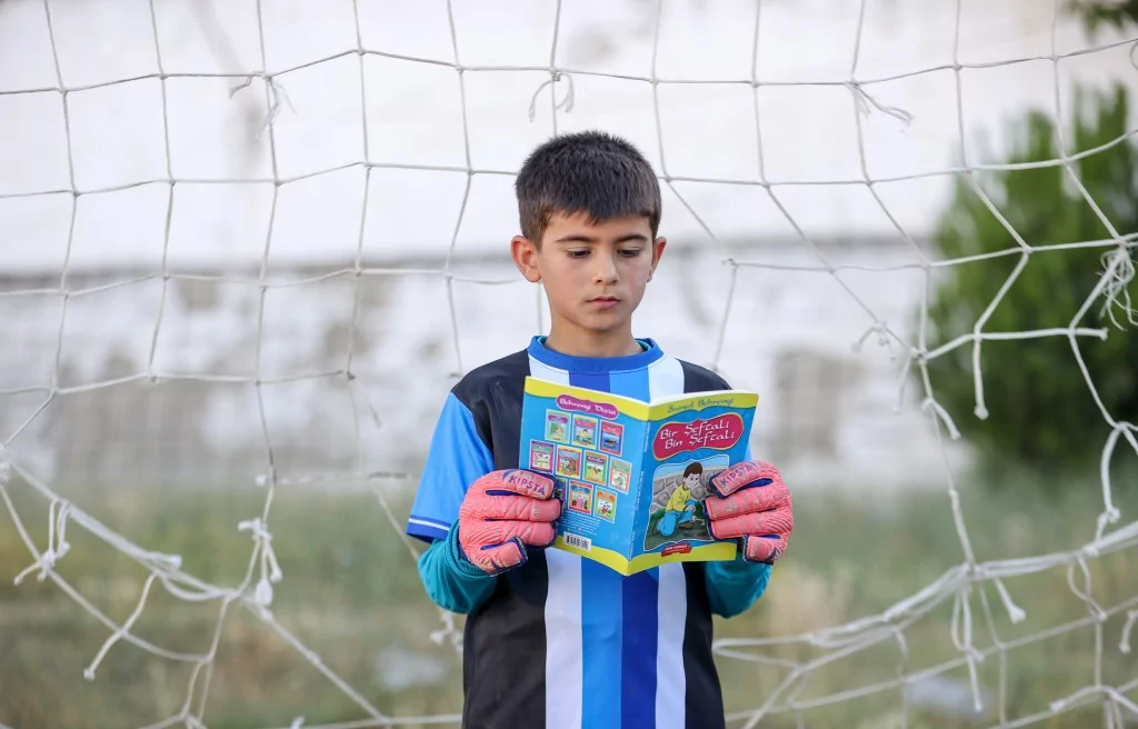 Bursa'da geleceğin futbolcuları kitap okumadan sahaya adım atmıyor