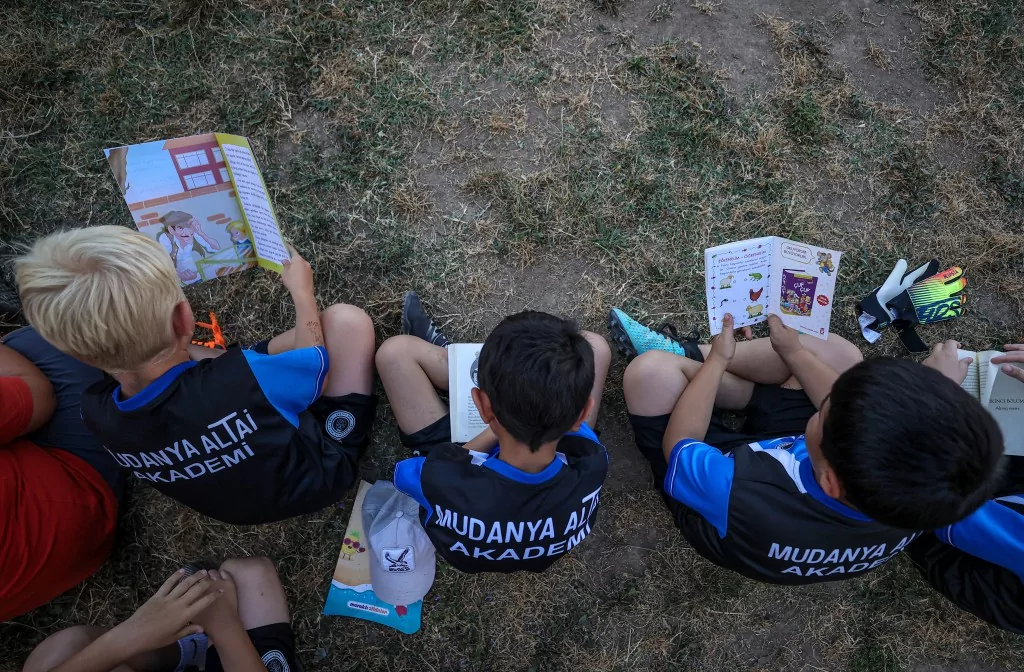 Bursa'da geleceğin futbolcuları kitap okumadan sahaya adım atmıyor