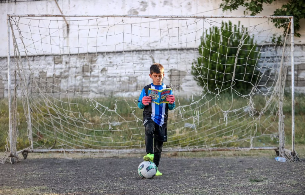 Bursa'da geleceğin futbolcuları kitap okumadan sahaya adım atmıyor