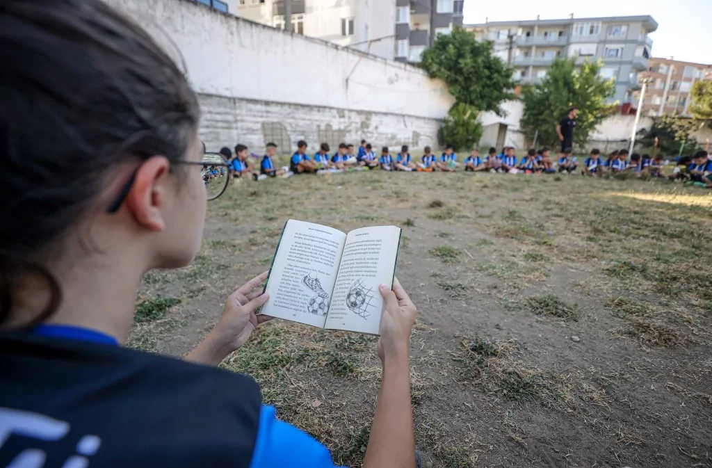 Bursa'da geleceğin futbolcuları kitap okumadan sahaya adım atmıyor