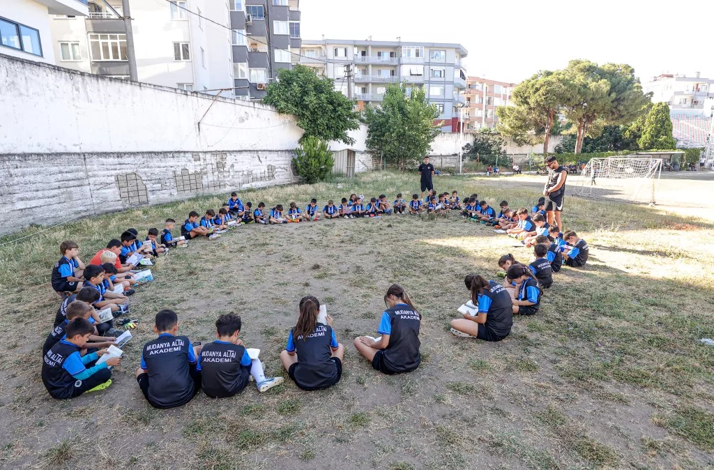 Bursa'da geleceğin futbolcuları kitap okumadan sahaya adım atmıyor