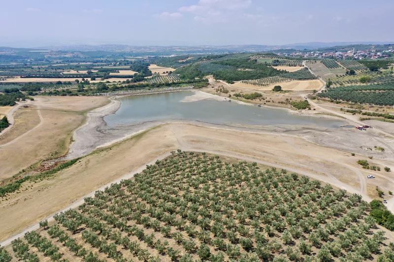 Bursa'da 43 yıldır arazileri sulayan gölet can çekişiyor