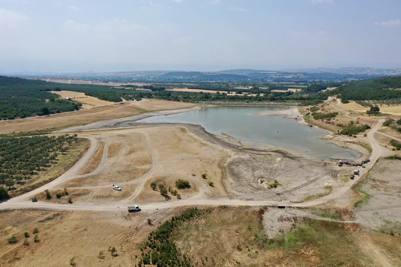 Bursa'da 43 yıldır arazileri sulayan gölet can çekişiyor