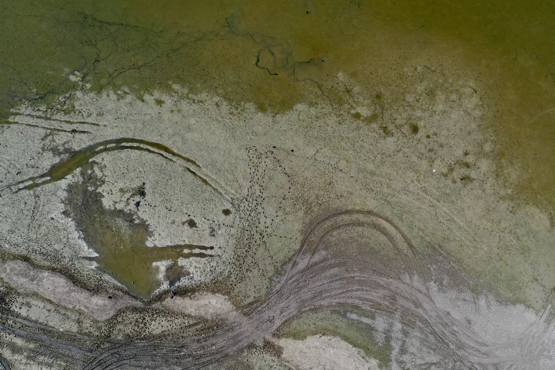 Bursa'da 43 yıldır arazileri sulayan gölet can çekişiyor